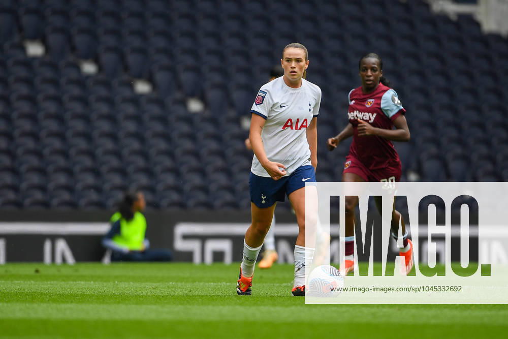 Tottenham Hotspur Women v West Ham United Women FA Women s Super League 18 05 2024. Tottenham Hotspur Women midfield Grace Clinton (8) on the ball during the FA Women s Super League match between Tottenham Hotspur Women and West Ham United Women at Tottenham Hotspur Stadium, London, United Kingdom on 18 May 2024. Editorial use only DataCo restrictions apply See www.football-dataco.com ,