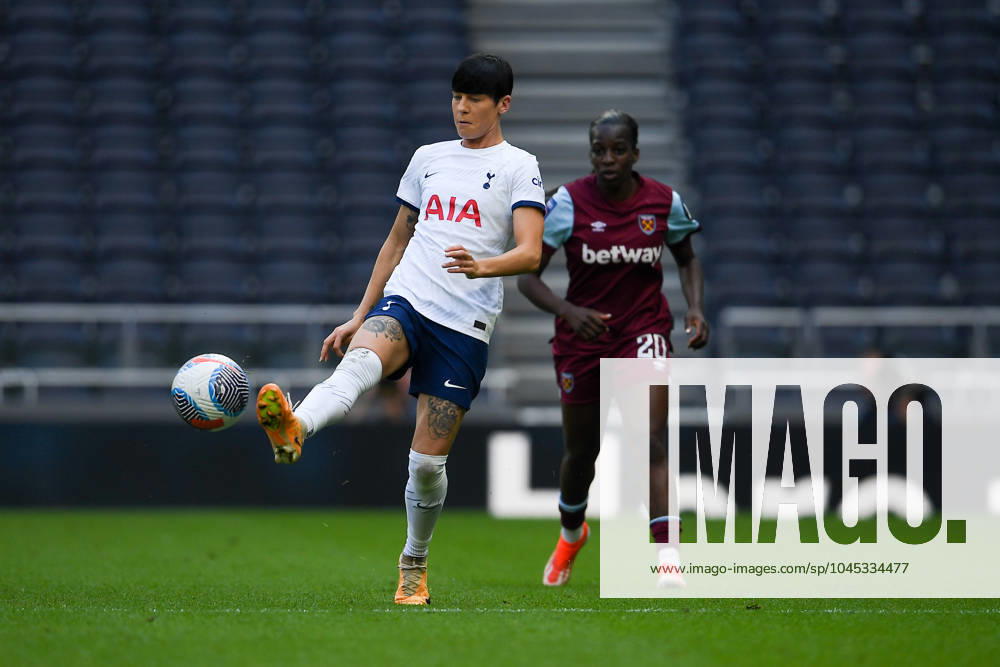 Tottenham Hotspur Women v West Ham United Women FA Women s Super League 18 05 2024. Tottenham Hotspur Women defender Ashleigh Neville (29) controls the ball during the FA Women s Super League match between Tottenham Hotspur Women and West Ham United Women at Tottenham Hotspur Stadium, London, United Kingdom on 18 May 2024. Editorial use only DataCo restrictions apply See www.football-dataco.com ,