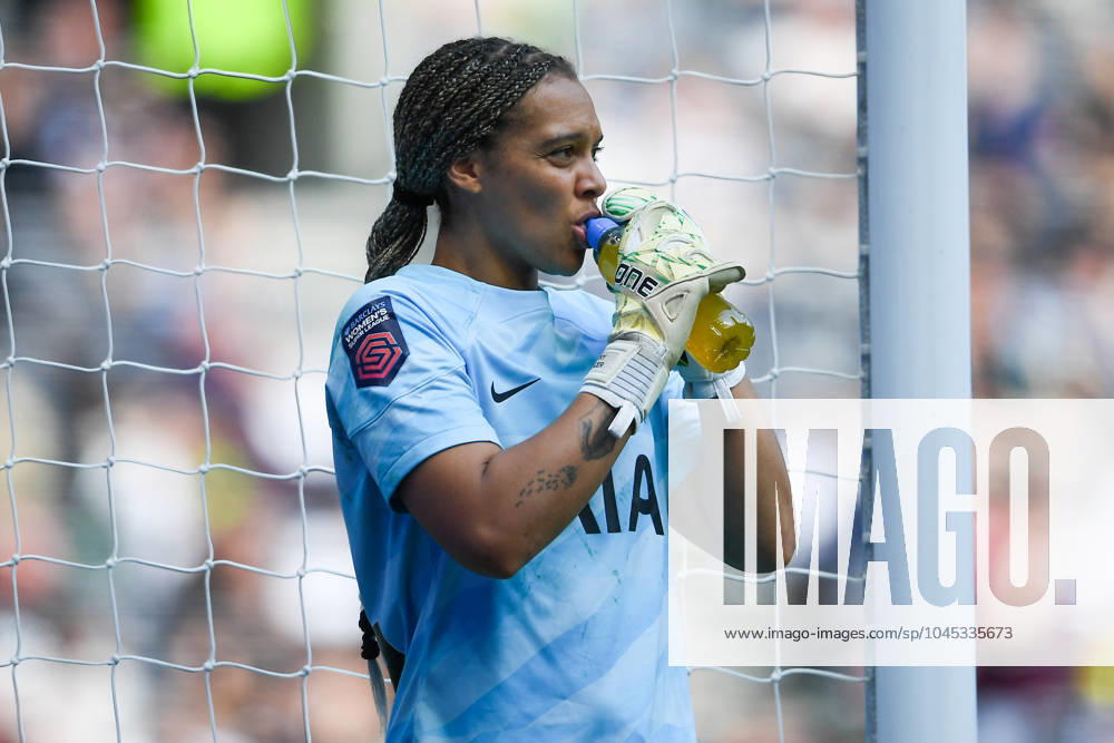 Tottenham Hotspur Women v West Ham United Women FA Women s Super League 18 05 2024. Tottenham Hotspur Women goalkeeper Rebecca Spencer (22) takes on some refreshment during the FA Women s Super League match between Tottenham Hotspur Women and West Ham United Women at Tottenham Hotspur Stadium, London, United Kingdom on 18 May 2024. Editorial use only DataCo restrictions apply See www.football-dataco.com ,