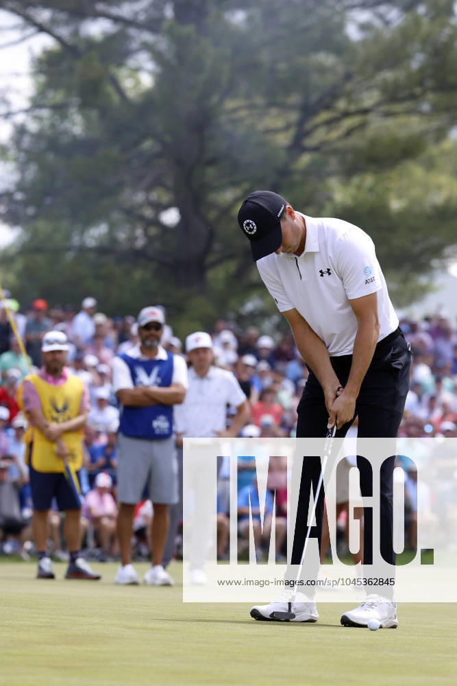 LOUISVILLE, KY - MAY 18: Jordan Spieth putts during the third round of the PGA, Golf Herren Championship, May 18, 2024, at Valhalla Golf Club in Louisville, Kentucky.(Photo by Matthew Maxey Icon Sportswire) GOLF: MAY 18 PGA Championship Icon240518004
