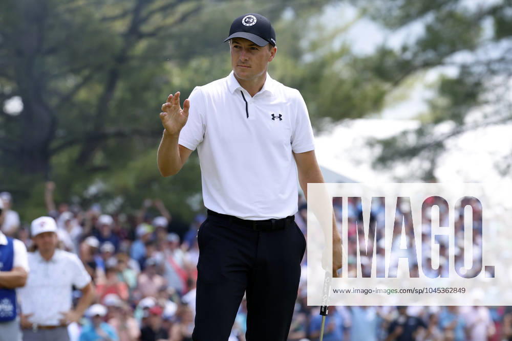 LOUISVILLE, KY - MAY 18: Jordan Spieth waves to the crowd after hitting a putt on the No. 7 green during the third round of the PGA, Golf Herren Championship, May 18, 2024, at Valhalla Golf Club in Louisville, Kentucky.(Photo by Matthew Maxey Icon Sportswire) GOLF: MAY 18 PGA Championship Icon240518005
