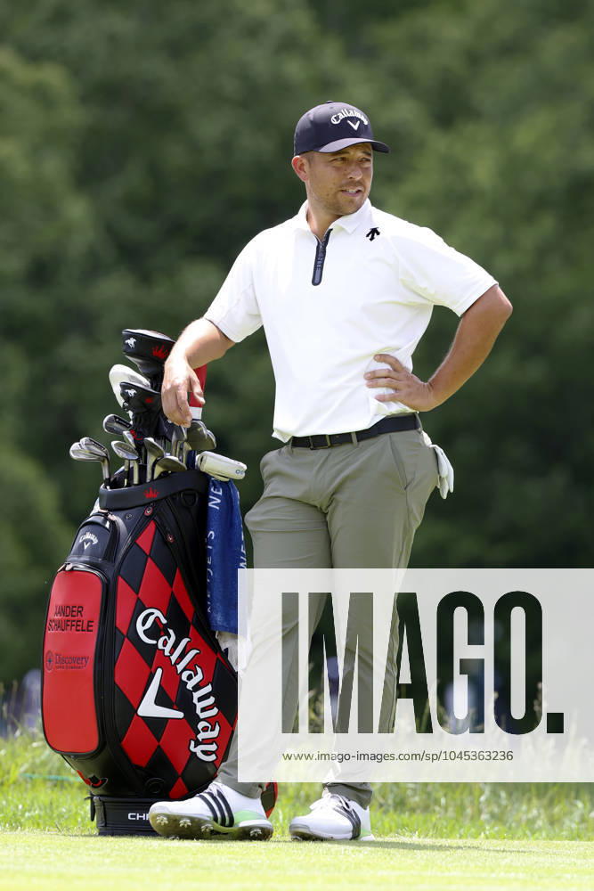 LOUISVILLE, KY - MAY 18: Xander Schauffele waits for his turn to hit on the No. 4 tee box during the third round of the PGA, Golf Herren Championship, May 18, 2024, at Valhalla Golf Club in Louisville, Kentucky.(Photo by Matthew Maxey Icon Sportswire) GOLF: MAY 18 PGA Championship Icon240518023