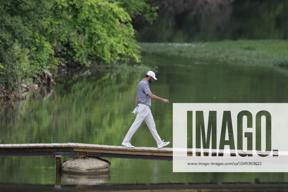 LOUISVILLE, KY - MAY 18: Scottie Scheffler crosses the bridge from the No. 9 tee boxduring the third round of the PGA, Golf Herren Championship, May 18, 2024, at Valhalla Golf Club in Louisville, Kentucky.(Photo by Matthew Maxey Icon Sportswire) GOLF: MAY 18 PGA Championship Icon240518044
