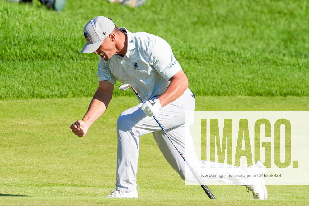 Bryson DeChambeau reacts after hitting a chip shot for eagle on the 18th hole during the third round of the 2024 PGA, Golf Herren Championship at Valhalla Golf Club. Louisville USA - ZUMAw109 20240518_fap_w109_036