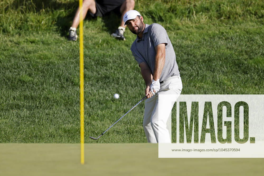 LOUISVILLE, KY - MAY 18: Scottie Scheffler (USA) chips onto the green at the 17th hole during the third round of the 2024 PGA, Golf Herren Championship at Valhalla Golf Club on May 18, 2024 in Louisville, Kentucky. (Photo by Joe Robbins Icon Sportswire) GOLF: MAY 18 PGA Championship Icon573240518059