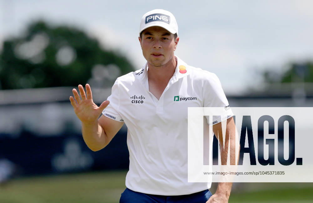 Viktor Hovland from Norway, waves to the crowd after sinking his putt on the first green during the third round of the 2024 PGA, Golf Herren Championship at Valhalla Golf Course on Saturday, May 18, 2024 in Louisville, Kentucky. KYP20240518059 JOHNxSOMMERSxII