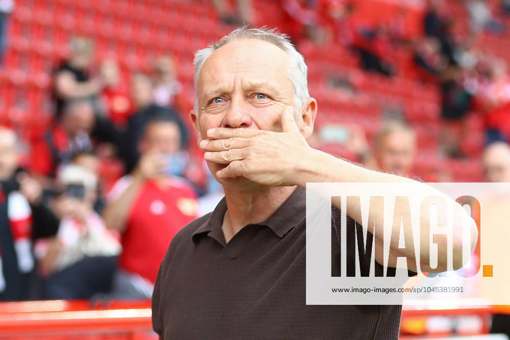 Soccer 1 Bundesliga, 1 FC Union Berlin SC Freiburg, v l Christian Streich Freiburg, Trainer Portrait, Portraet, Einzelbild Berlin