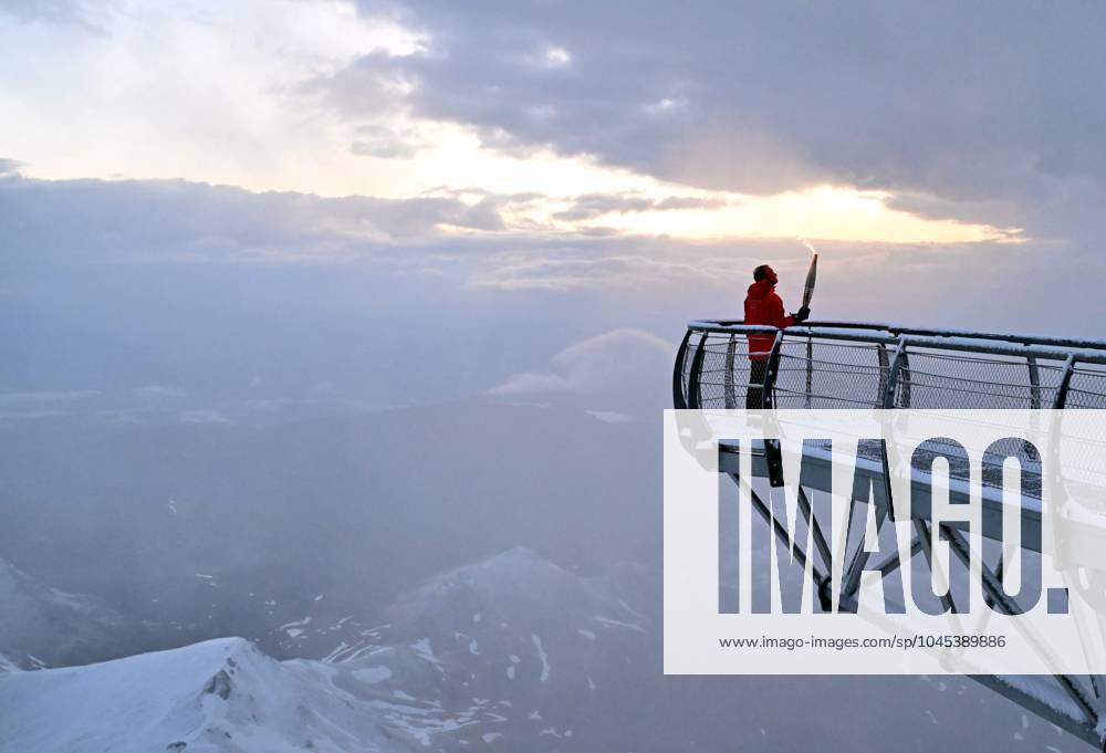 Paris 2024, Olympia, Fackellauf in Hautes Pyrenees LA FLAMME OLYMPIQUE AU PIC DU MIDI PHOTOPQR LA DEPECHE DU MIDI LAURENT DARD ; BAGNERES DE BIGORRE ; 19 05 2024 ; DDM LAURENT DARD RELAIS DE LA FLAMME OLYMPIQUE 2024 JEUX OLYMPIQUES PARIS 2024 PREMIERE ETAPE DANS LES HAUTES PYRENEES A L OBSERVATOIRE DU PIC DU MIDI DE BIGORRE DEUX RELAYEURS BERNARD HINAULT ANCIEN CYCLISTE VAINQUEUR DE 5 TOURS DE FRANCE NICOLAS LOPEZ ANCIEN ESCRIMEUR CHAMPION OLYMPIQUE PAR EQUIPE DE SABRE A PEKIN EN 2008 OLYMPIC TORCH RELAY 2024. FIRST STAGE IN THE HAUTES PYRENEES AT THE PIC DU MIDI DE BIGORRE OBSERVATORY. TWO RELAYERS: BERNARD HINAULT FORMER CYCLIST, WINNER OF 5 TOURS OF FRANCE AND NICOLAS LOPEZ FORMER FENCER OLYMPIC SABER TEAM CHAMPION IN BEIJING IN 2008 BAGNERES DE BIGORRE HAUTES PYRENEES France