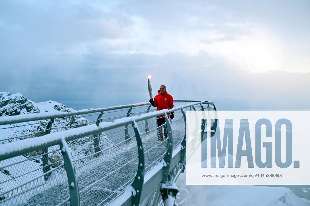 Paris 2024, Olympia, Fackellauf in Hautes Pyrenees LA FLAMME OLYMPIQUE AU PIC DU MIDI PHOTOPQR LA DEPECHE DU MIDI LAURENT DARD ; BAGNERES DE BIGORRE ; 19 05 2024 ; DDM LAURENT DARD RELAIS DE LA FLAMME OLYMPIQUE 2024 JEUX OLYMPIQUES PARIS 2024 PREMIERE ETAPE DANS LES HAUTES PYRENEES A L OBSERVATOIRE DU PIC DU MIDI DE BIGORRE DEUX RELAYEURS BERNARD HINAULT ANCIEN CYCLISTE VAINQUEUR DE 5 TOURS DE FRANCE NICOLAS LOPEZ ANCIEN ESCRIMEUR CHAMPION OLYMPIQUE PAR EQUIPE DE SABRE A PEKIN EN 2008 OLYMPIC TORCH RELAY 2024. FIRST STAGE IN THE HAUTES PYRENEES AT THE PIC DU MIDI DE BIGORRE OBSERVATORY. TWO RELAYERS: BERNARD HINAULT FORMER CYCLIST, WINNER OF 5 TOURS OF FRANCE AND NICOLAS LOPEZ FORMER FENCER OLYMPIC SABER TEAM CHAMPION IN BEIJING IN 2008 BAGNERES DE BIGORRE HAUTES PYRENEES France