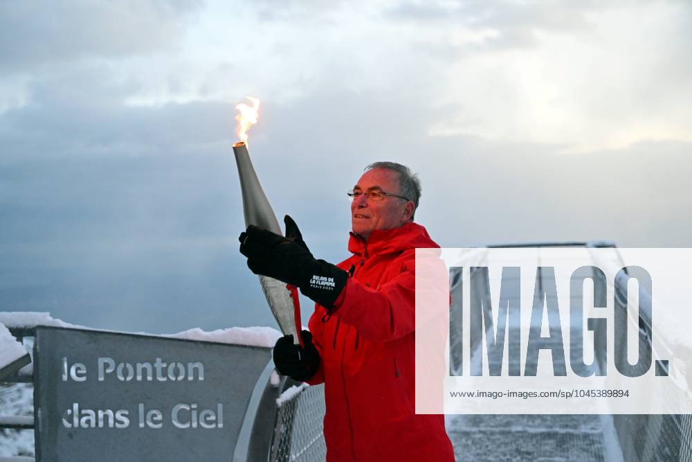 Paris 2024, Olympia, Fackellauf in Hautes Pyrenees LA FLAMME OLYMPIQUE AU PIC DU MIDI PHOTOPQR LA DEPECHE DU MIDI LAURENT DARD ; BAGNERES DE BIGORRE ; 19 05 2024 ; DDM LAURENT DARD RELAIS DE LA FLAMME OLYMPIQUE 2024 JEUX OLYMPIQUES PARIS 2024 PREMIERE ETAPE DANS LES HAUTES PYRENEES A L OBSERVATOIRE DU PIC DU MIDI DE BIGORRE DEUX RELAYEURS BERNARD HINAULT ANCIEN CYCLISTE VAINQUEUR DE 5 TOURS DE FRANCE NICOLAS LOPEZ ANCIEN ESCRIMEUR CHAMPION OLYMPIQUE PAR EQUIPE DE SABRE A PEKIN EN 2008 OLYMPIC TORCH RELAY 2024. FIRST STAGE IN THE HAUTES PYRENEES AT THE PIC DU MIDI DE BIGORRE OBSERVATORY. TWO RELAYERS: BERNARD HINAULT FORMER CYCLIST, WINNER OF 5 TOURS OF FRANCE AND NICOLAS LOPEZ FORMER FENCER OLYMPIC SABER TEAM CHAMPION IN BEIJING IN 2008 BAGNERES DE BIGORRE HAUTES PYRENEES France