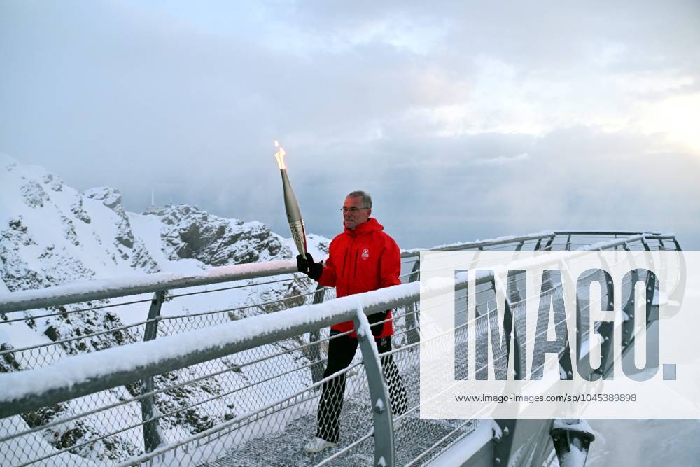 Paris 2024, Olympia, Fackellauf in Hautes Pyrenees LA FLAMME OLYMPIQUE AU PIC DU MIDI PHOTOPQR LA DEPECHE DU MIDI LAURENT DARD ; BAGNERES DE BIGORRE ; 19 05 2024 ; DDM LAURENT DARD RELAIS DE LA FLAMME OLYMPIQUE 2024 JEUX OLYMPIQUES PARIS 2024 PREMIERE ETAPE DANS LES HAUTES PYRENEES A L OBSERVATOIRE DU PIC DU MIDI DE BIGORRE DEUX RELAYEURS BERNARD HINAULT ANCIEN CYCLISTE VAINQUEUR DE 5 TOURS DE FRANCE NICOLAS LOPEZ ANCIEN ESCRIMEUR CHAMPION OLYMPIQUE PAR EQUIPE DE SABRE A PEKIN EN 2008 OLYMPIC TORCH RELAY 2024. FIRST STAGE IN THE HAUTES PYRENEES AT THE PIC DU MIDI DE BIGORRE OBSERVATORY. TWO RELAYERS: BERNARD HINAULT FORMER CYCLIST, WINNER OF 5 TOURS OF FRANCE AND NICOLAS LOPEZ FORMER FENCER OLYMPIC SABER TEAM CHAMPION IN BEIJING IN 2008 BAGNERES DE BIGORRE HAUTES PYRENEES France