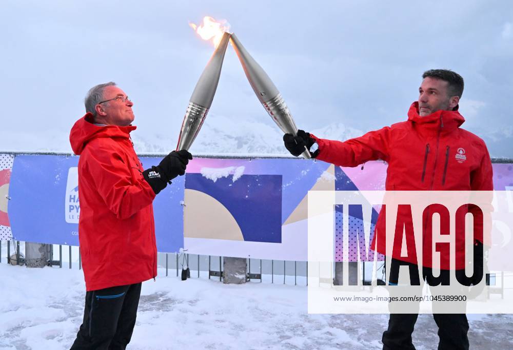 Paris 2024, Olympia, Fackellauf in Hautes Pyrenees LA FLAMME OLYMPIQUE AU PIC DU MIDI PHOTOPQR LA DEPECHE DU MIDI LAURENT DARD ; BAGNERES DE BIGORRE ; 19 05 2024 ; DDM LAURENT DARD RELAIS DE LA FLAMME OLYMPIQUE 2024 JEUX OLYMPIQUES PARIS 2024 PREMIERE ETAPE DANS LES HAUTES PYRENEES A L OBSERVATOIRE DU PIC DU MIDI DE BIGORRE DEUX RELAYEURS BERNARD HINAULT ANCIEN CYCLISTE VAINQUEUR DE 5 TOURS DE FRANCE NICOLAS LOPEZ ANCIEN ESCRIMEUR CHAMPION OLYMPIQUE PAR EQUIPE DE SABRE A PEKIN EN 2008 OLYMPIC TORCH RELAY 2024. FIRST STAGE IN THE HAUTES PYRENEES AT THE PIC DU MIDI DE BIGORRE OBSERVATORY. TWO RELAYERS: BERNARD HINAULT FORMER CYCLIST, WINNER OF 5 TOURS OF FRANCE AND NICOLAS LOPEZ FORMER FENCER OLYMPIC SABER TEAM CHAMPION IN BEIJING IN 2008 BAGNERES DE BIGORRE HAUTES PYRENEES France