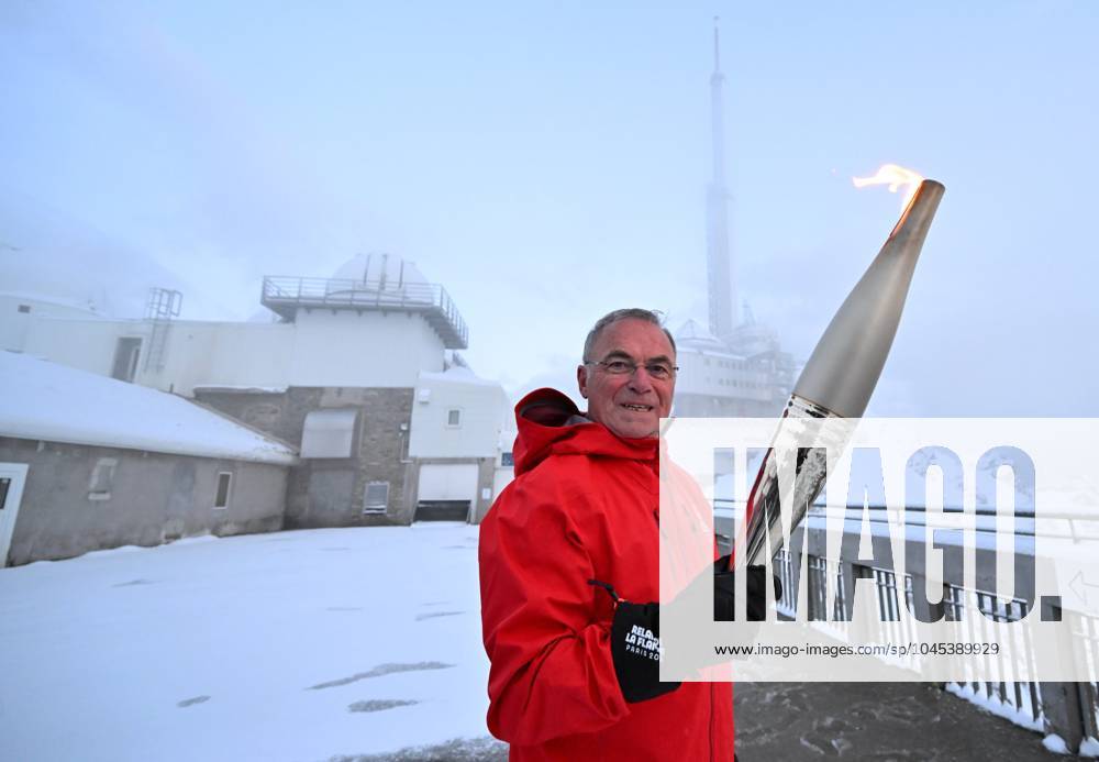 Paris 2024, Olympia, Fackellauf in Hautes Pyrenees LA FLAMME OLYMPIQUE AU PIC DU MIDI PHOTOPQR LA DEPECHE DU MIDI LAURENT DARD ; BAGNERES DE BIGORRE ; 19 05 2024 ; DDM LAURENT DARD RELAIS DE LA FLAMME OLYMPIQUE 2024 JEUX OLYMPIQUES PARIS 2024 PREMIERE ETAPE DANS LES HAUTES PYRENEES A L OBSERVATOIRE DU PIC DU MIDI DE BIGORRE DEUX RELAYEURS BERNARD HINAULT ANCIEN CYCLISTE VAINQUEUR DE 5 TOURS DE FRANCE NICOLAS LOPEZ ANCIEN ESCRIMEUR CHAMPION OLYMPIQUE PAR EQUIPE DE SABRE A PEKIN EN 2008 OLYMPIC TORCH RELAY 2024. FIRST STAGE IN THE HAUTES PYRENEES AT THE PIC DU MIDI DE BIGORRE OBSERVATORY. TWO RELAYERS: BERNARD HINAULT FORMER CYCLIST, WINNER OF 5 TOURS OF FRANCE AND NICOLAS LOPEZ FORMER FENCER OLYMPIC SABER TEAM CHAMPION IN BEIJING IN 2008 BAGNERES DE BIGORRE HAUTES PYRENEES France