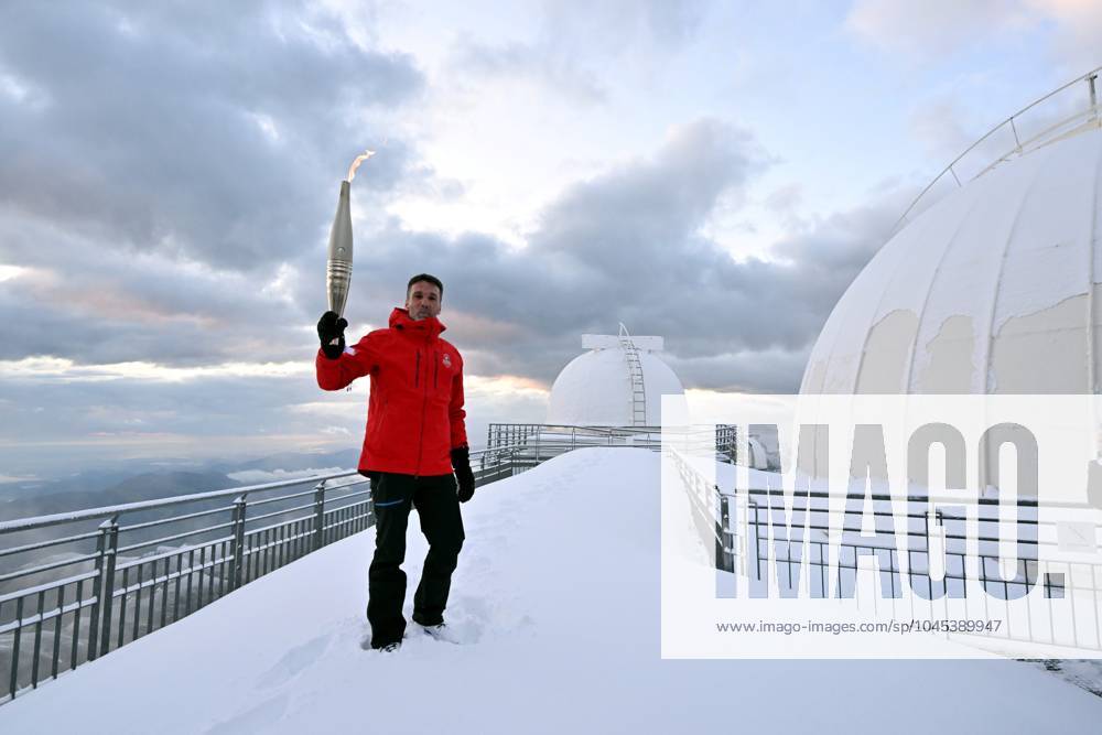 Paris 2024, Olympia, Fackellauf in Hautes Pyrenees LA FLAMME OLYMPIQUE AU PIC DU MIDI PHOTOPQR LA DEPECHE DU MIDI LAURENT DARD ; BAGNERES DE BIGORRE ; 19 05 2024 ; DDM LAURENT DARD RELAIS DE LA FLAMME OLYMPIQUE 2024 JEUX OLYMPIQUES PARIS 2024 PREMIERE ETAPE DANS LES HAUTES PYRENEES A L OBSERVATOIRE DU PIC DU MIDI DE BIGORRE DEUX RELAYEURS BERNARD HINAULT ANCIEN CYCLISTE VAINQUEUR DE 5 TOURS DE FRANCE NICOLAS LOPEZ ANCIEN ESCRIMEUR CHAMPION OLYMPIQUE PAR EQUIPE DE SABRE A PEKIN EN 2008 OLYMPIC TORCH RELAY 2024. FIRST STAGE IN THE HAUTES PYRENEES AT THE PIC DU MIDI DE BIGORRE OBSERVATORY. TWO RELAYERS: BERNARD HINAULT FORMER CYCLIST, WINNER OF 5 TOURS OF FRANCE AND NICOLAS LOPEZ FORMER FENCER OLYMPIC SABER TEAM CHAMPION IN BEIJING IN 2008 BAGNERES DE BIGORRE HAUTES PYRENEES France