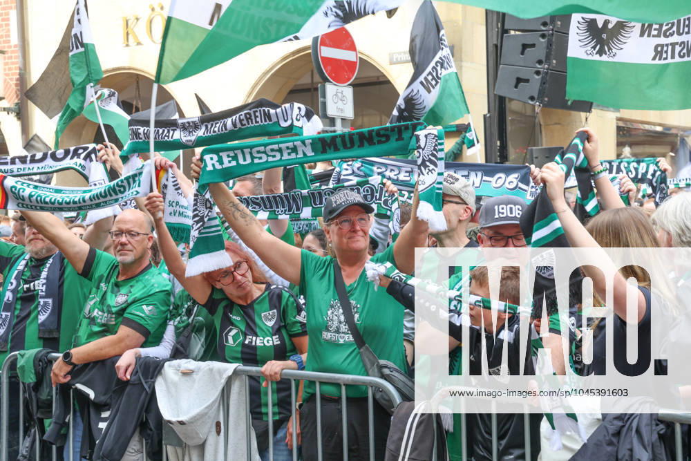 DEU, Germany, North Rhine-Westphalia, Münster, 19 05 2024 Cheering fans of SC Preußen Münster at Prinzipalmarkt SC Preußen Münster celebrates promotion to the 2nd Bundesliga
