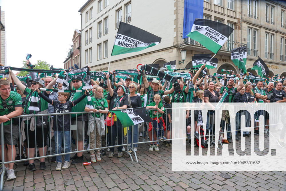 DEU, Germany, North Rhine-Westphalia, Münster, 19 05 2024 Cheering fans of SC Preußen Münster at Prinzipalmarkt SC Preußen Münster celebrates promotion to the 2nd Bundesliga