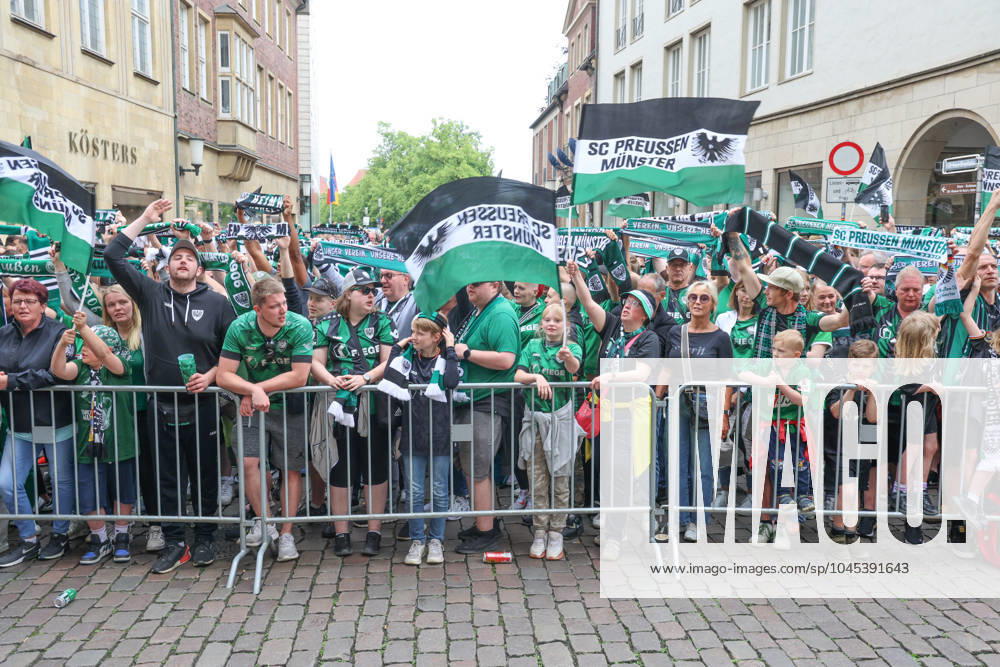 DEU, Germany, North Rhine-Westphalia, Münster, 19 05 2024 Cheering fans of SC Preußen Münster at Prinzipalmarkt SC Preußen Münster celebrates promotion to the 2nd Bundesliga