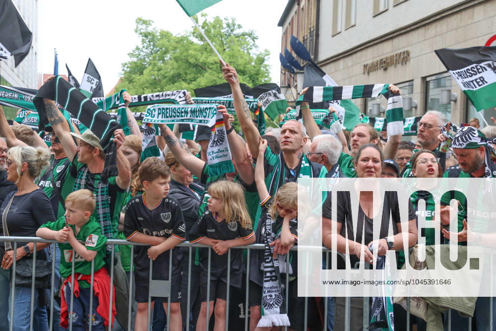 DEU, Germany, North Rhine-Westphalia, Münster, 19 05 2024 Cheering fans of SC Preußen Münster at Prinzipalmarkt SC Preußen Münster celebrates promotion to the 2nd Bundesliga