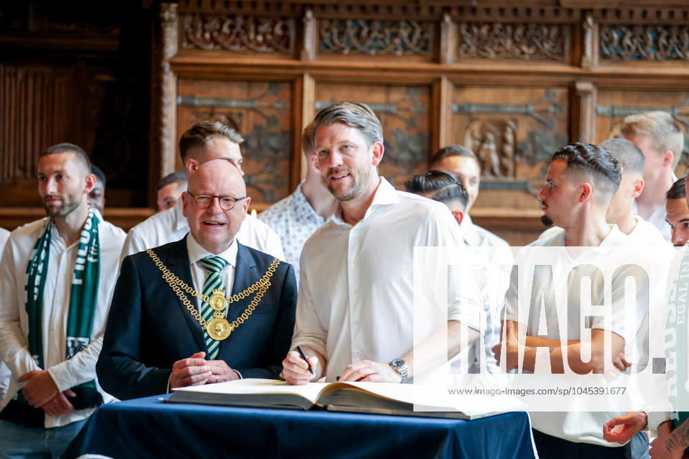 DEU, Germany, North Rhine-Westphalia, Münster, 19 05 2024 City Hall Reception of SC Preußen Münster Markus Lewe CDU , Lord Mayor of the City of Münster receives the team in the Historic City Hall Welcome in the Friedenssaal and entry in the Golden Book SC Preußen Münster celebrates promotion to the 2nd Bundesliga