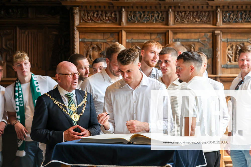 DEU, Germany, North Rhine-Westphalia, Münster, 19 05 2024 City Hall Reception of SC Preußen Münster Markus Lewe CDU , Lord Mayor of the City of Münster receives the team in the Historic City Hall Welcome in the Friedenssaal and entry in the Golden Book SC Preußen Münster celebrates promotion to the 2nd Bundesliga