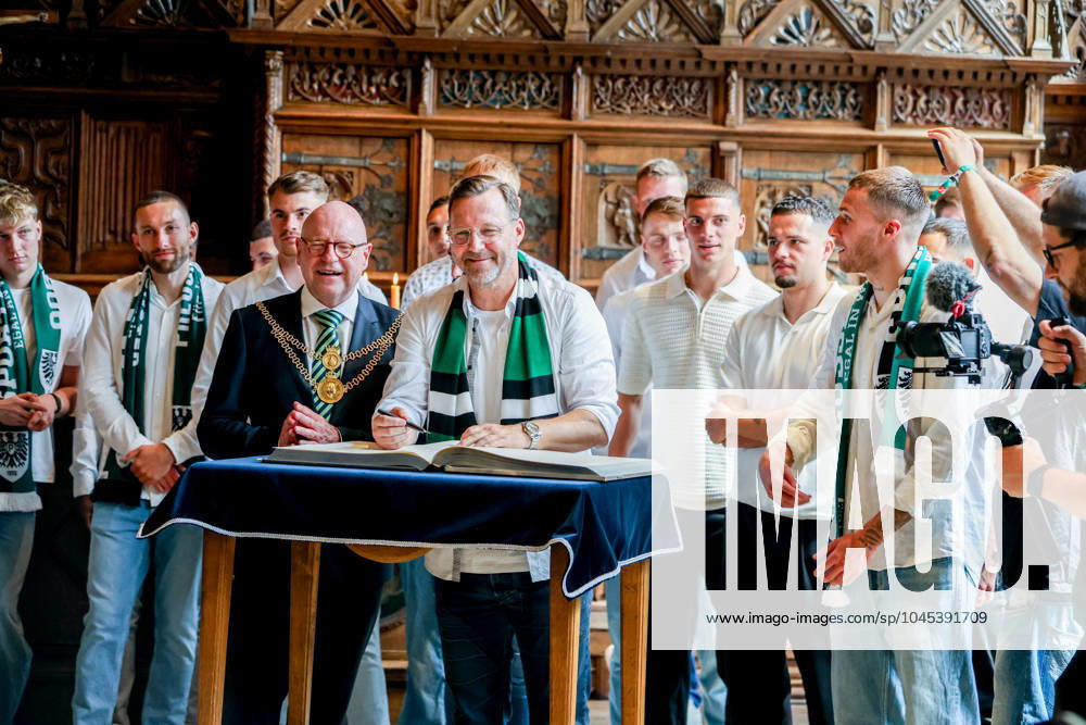 DEU, Germany, North Rhine-Westphalia, Münster, 19 05 2024 City Hall Reception of SC Preußen Münster Markus Lewe CDU , Lord Mayor of the City of Münster receives the team in the Historic City Hall Welcome in the Friedenssaal and entry in the Golden Book SC Preußen Münster celebrates promotion to the 2nd Bundesliga