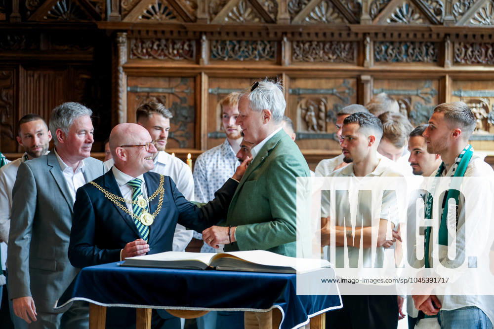 DEU, Germany, North Rhine-Westphalia, Münster, 19 05 2024 City Hall Reception of SC Preußen Münster Markus Lewe CDU , Lord Mayor of the City of Münster receives the team in the Historic City Hall Welcome in the Friedenssaal and entry in the Golden Book SC Preußen Münster celebrates promotion to the 2nd Bundesliga