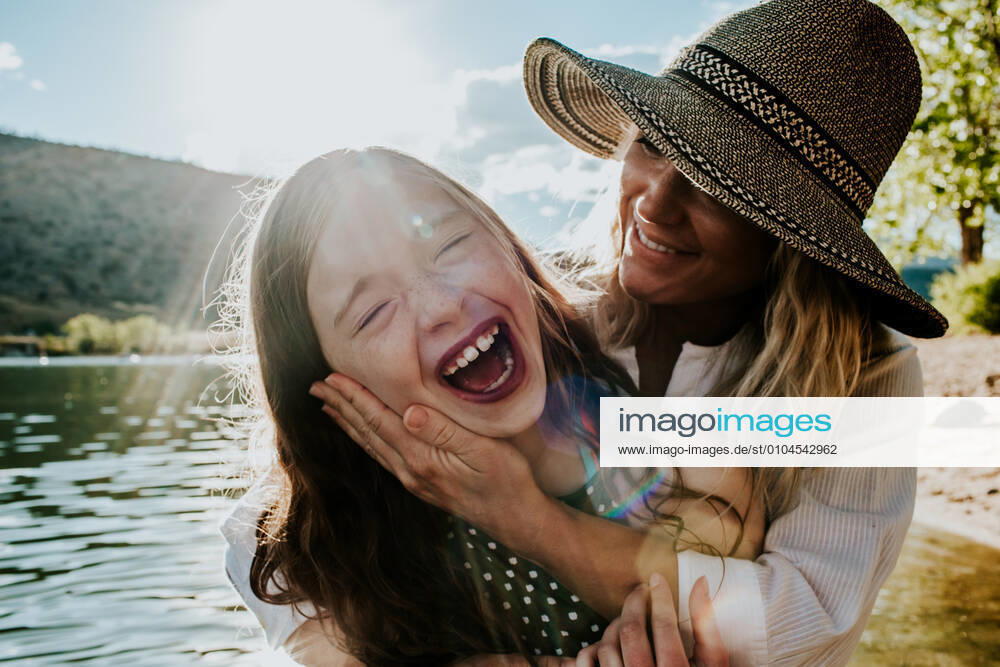 Mom holding young happy daughter while daughter laughs Denver, CO, United States CR_JEMI200908A-481593-01 ,model released, Symbolfoto