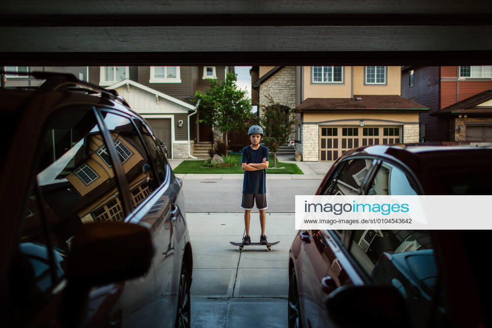 Teen boy on skateboard from garage Calgary, AB, Canada CR_KEMA200910-501575-01 ,model released, Symbolfoto