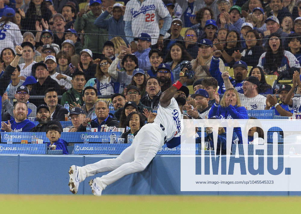 Jason Heyward, 23 of the Los Angeles Dodgers went into the fencing to get this foul by Christian Walker of the Arizona Diamondbacks during the fourth inning of their MLB, Baseball Herren, USA regular season game on Wednesday, May 22, 2024 at Dodger Stadium in Los Angeles, California. Dodgers lose to Diamondbacks, 0-6. JAVIER ROJAS PI Los Angeles USA - ZUMAp124 20240522_zaa_p124_052
