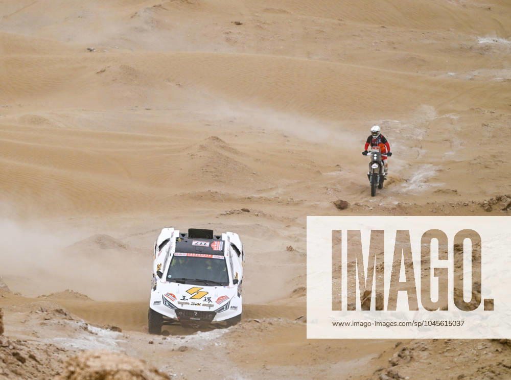 KW21 (240525) -- HOTAN, May 25, 2024 -- Driver Han Wei of China and his pilot Ma Li of China, rider P. Murun of Mongolia (Rear) compete during the fourth stage at the 2024 Taklimakan Rally, China s northwestern Xinjiang Uygur Autonomous Region, May 25, 2024. ) (SP)CHINA-HOTAN-TAKLIMAKAN RALLY-FOURTH STAGE (CN) ChenxShuo