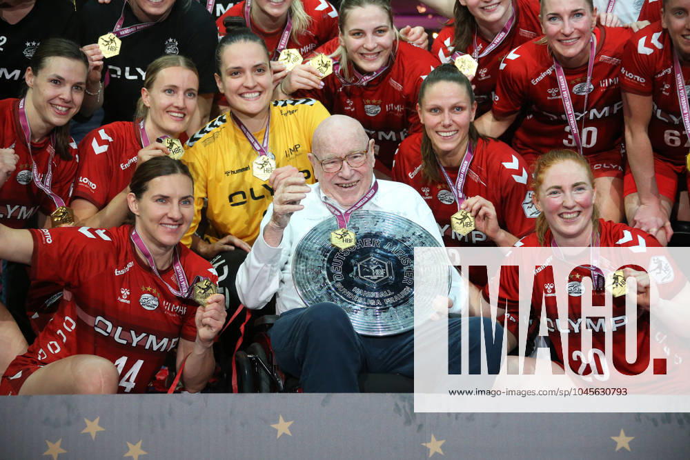 Germany, Bietigheim, Handball 1 Bundesliga Women, SG BBM Bietigheim vs HSG Blomberg Lippe, Patron Eberhard Bezner with championship trophy and team