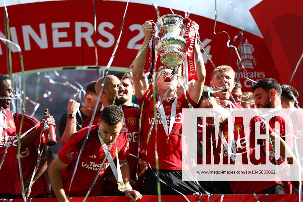 KW21 Manchester United, ManU lift the FA Cup trophy Manchester City v Manchester United, Emirates FA Cup, Final, Football, Wembley Stadium, London, UK