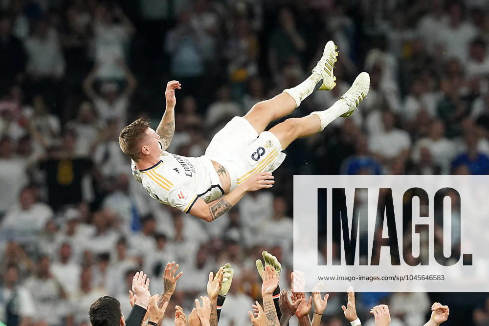 KW21 Toni Kroos Says Goodbye To Real Madrid Real Madrid s Toni Kroos says goodbye to the fans after La Liga match. Madrid, Spain, May 25,2024. Photo by Acero AlterPhotos ABACAPRESS.COM Madrid Spain