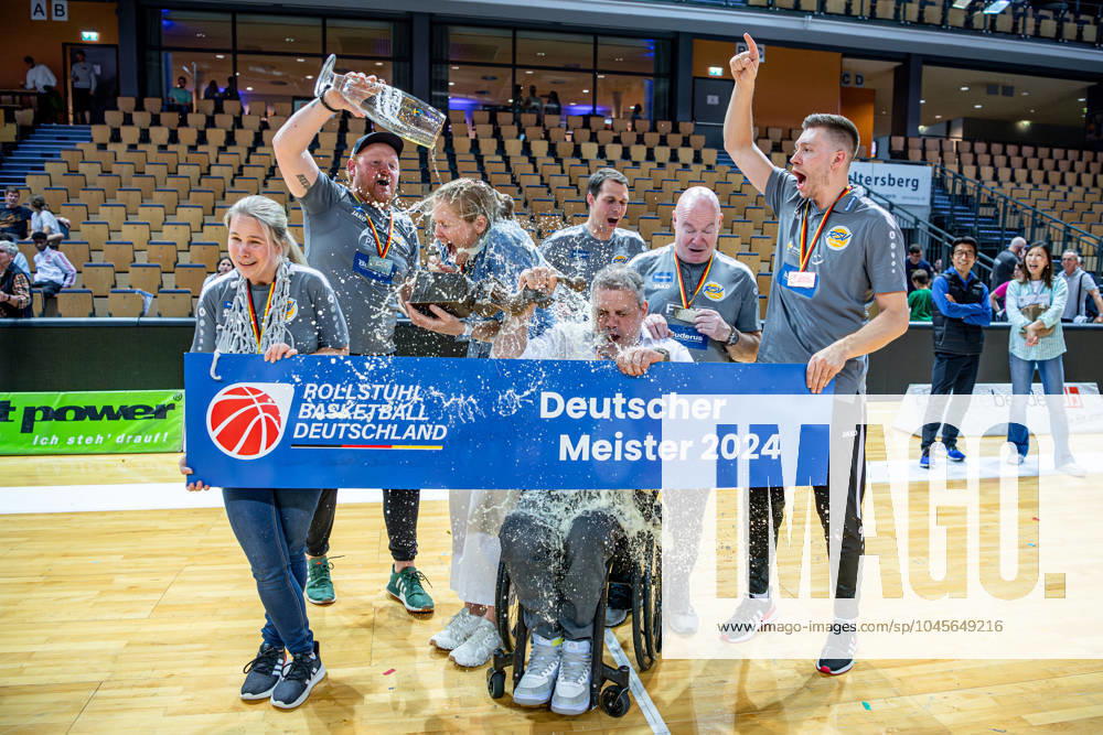 RBBL1 Playoffs Final RSV Lahn Dill RSB Thuringia Bulls, 25 05 2024 Beer shower for the coaches of RSV Lahn Dill Larissa Klaas Team coach, RSV Lahn Dill Philip Schmitz Physiotherapist, RSV Lahn Dill Janet Zeltinger Head Coach RSV Lahn Dill Guenther Mayer Co Coach RSV Lahn Dill Tobias Maroske Athletic Trainer, RSV Lahn Dill Holger Wagner Technician, RSV Lahn Dill Daniel Schmidt Physiotherapist, RSV Lahn Dill RBBL1 Playoffs Final RSV Lahn Dill RSB Thuringia Bulls Wetzlar