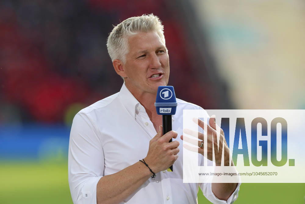 Expert Bastian Schweinsteiger Das Erste gestures, DFB Pokal Final, 1 FC Kaiserslautern vs Bayer 04 Leverkusen, Olympiastadion, 25 05 2024, Berlin, Germany