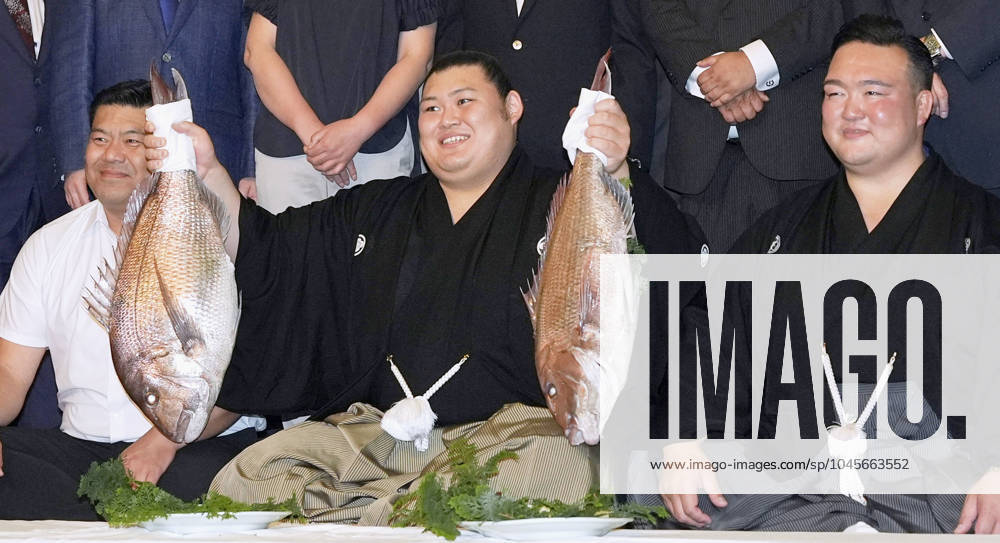 KW21 Sumo: Summer tournament Onosato (C) celebrates after winning the 15-day Summer Grand Sumo Tournament on its final day on May 26, 2024, at Tokyo s Ryogoku Kokugikan. A14AA0002919262P