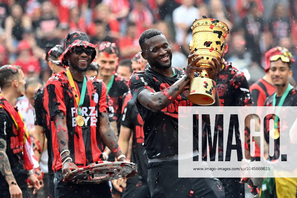 Fußball 1 Bundesliga, Bayer 04 Leverkusen Meister und Pokalfeier 2024, v l Edmond Tapsoba Bayer Leverkusen with the Meisterschale Victor Boniface Bayer Leverkusen with the DFB Pokal Leverkusen