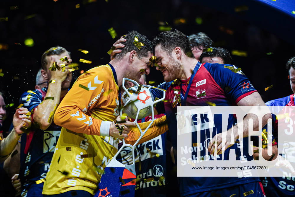 Kevin Moeller SG Flensburg Handewitt, 20 and Johannes Golla SG Flensburg Handewitt, 04 with trophy GER, SG Flensburg Handewitt vs Fuechse Berlin, Handball, EHF European League, Final, Season 2023 2024, 26 05 2024 GER, SG Flensburg Handewitt vs Fuechse Berlin, Handball, EHF European League, Final, Season 2023 2024, 26 05 2024 Hamburg