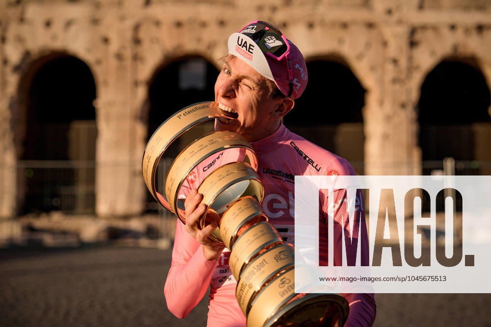 Bilder des Jahres 2024, Sport 05 Mai Pogacar Tadej (Team Uae Emirates) pink jersey, winner of 107th Giro dItalia, tour of Italy cycling race, pose in front of Closseum in Rome with Trofeo Senza Fine, Sunday, May 26, 2024. - cycling .