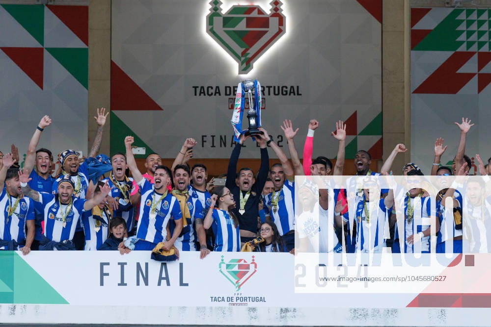 KW21 Team of FC Porto celebrates during Taca de Portugal 2024 final game between FC Porto and Sporting CP at Estadio Nacional Jamor, Lisbon, Portugal. (Maciej Rogowski) Lisbon Estadio Jose Gomes Portugal