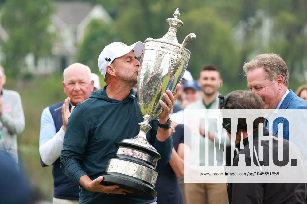 KW21 KitchenAid Senior PGA, Golf Herren Championship Richard Bland of England kisses the trophy after winning the KitchenAid Senior PGA Championship at Harbor Shores Resort in Benton Harbor, Michigan, USA, on Sunday, May 26,2024. Benton Harbor Michigan United States