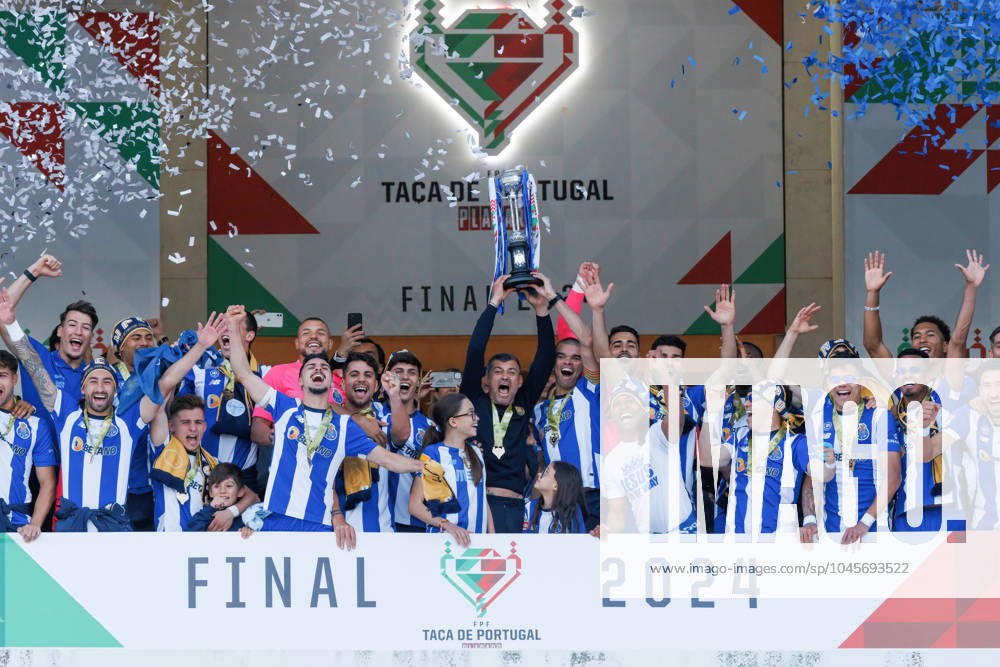 FC Porto Vs Sporting CP in Lisbon, Portugal - 26 May 2024 Team of FC Porto celebrates with a trophy during the Taca de Portugal 2024 final game between FC Porto and Sporting CP (2:1) at Estadio Nacional Jamor. Final score; FC Porto 2:1 Sporting CP Lisbon Portugal