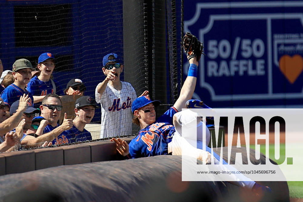 MLB, Baseball Herren, USA San Francisco Giants Vs. New York Mets New York Mets 3B Brett Baty 22 is catching a popup on top of the tarp during the ninth inning of the baseball game against the San Francisco Giants at Citi Field in Corona, N.Y., on May 26, 2024. New York N.Y. United States