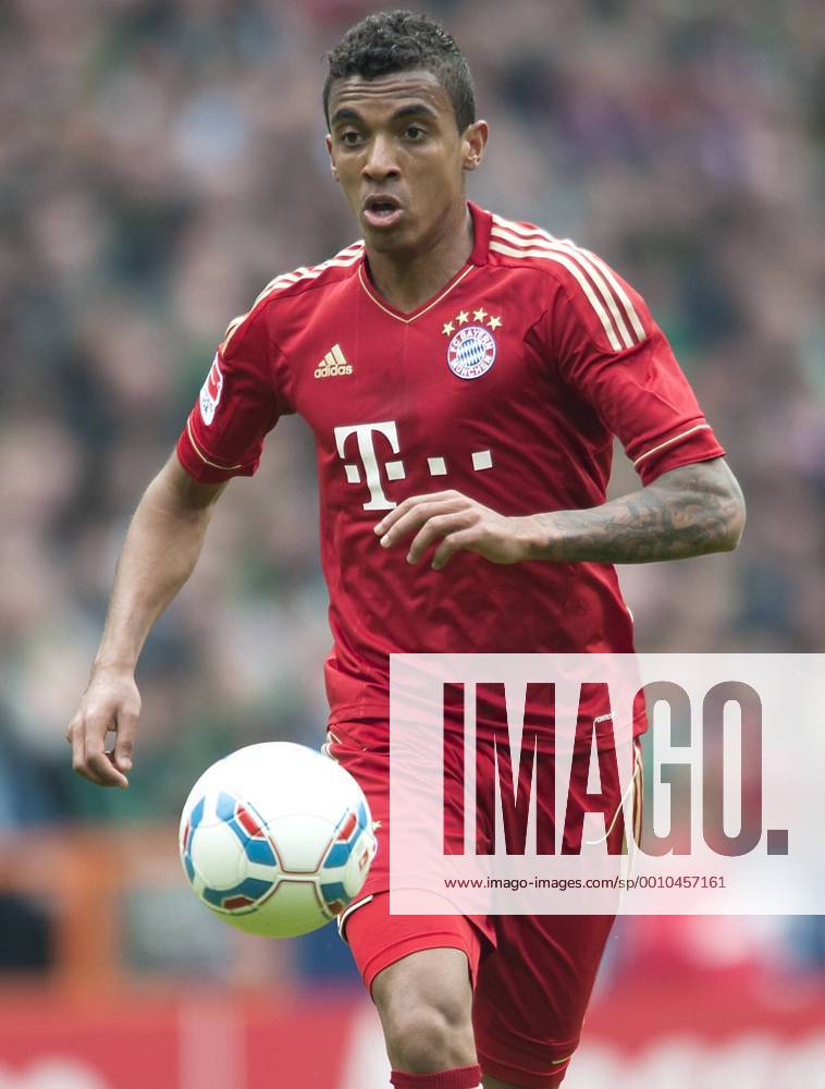Luiz GUSTAVO, M, Aktion, Halbfigur, Fussball 1. Bundesliga, Spieltag 32, SV Werder Bremen (HB) - FC Bayern München (M) 1:2, am 21.04.2012 in Bremen Deutschland