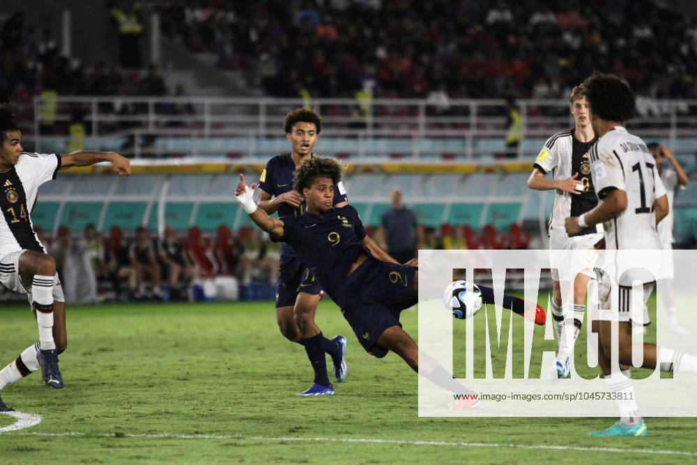 MATHIS LAMBORUDE of France C kick the ball during FIFA U-17 World Cup Final match between Germany and France at Manahan Stadium. Surakarta Indonesia - ZUMAb228 20231202_zip_b228_046