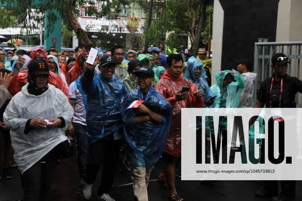 Spectators were seen queuing to watch the FIFA U-17 World Cup Final match between Germany and France at Manahan Stadium. Surakarta Indonesia - ZUMAb228 20231202_zip_b228_048