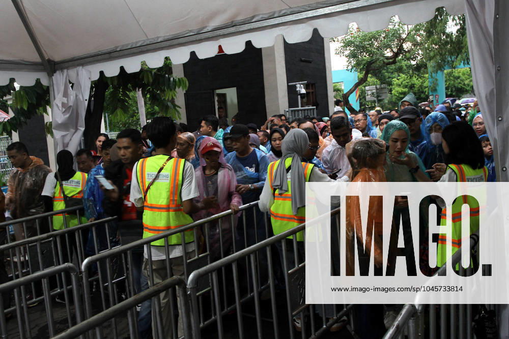 Spectators were seen queuing to watch the FIFA U-17 World Cup Final match between Germany and France at Manahan Stadium. Surakarta Indonesia - ZUMAb228 20231202_zip_b228_049