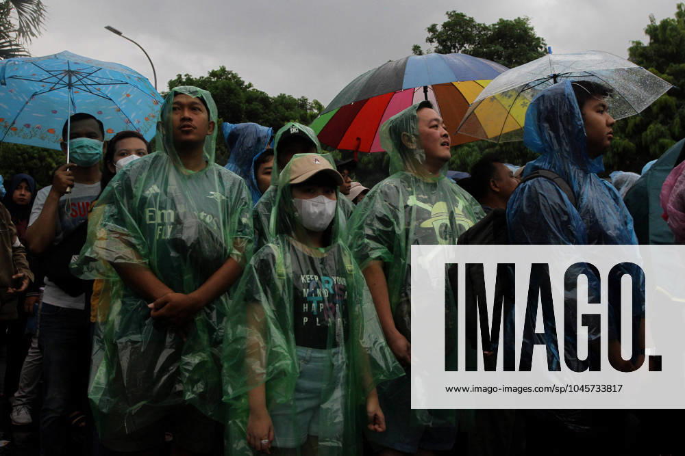 Spectators were seen queuing to watch the FIFA U-17 World Cup Final match between Germany and France at Manahan Stadium. Surakarta Indonesia - ZUMAb228 20231202_zip_b228_050