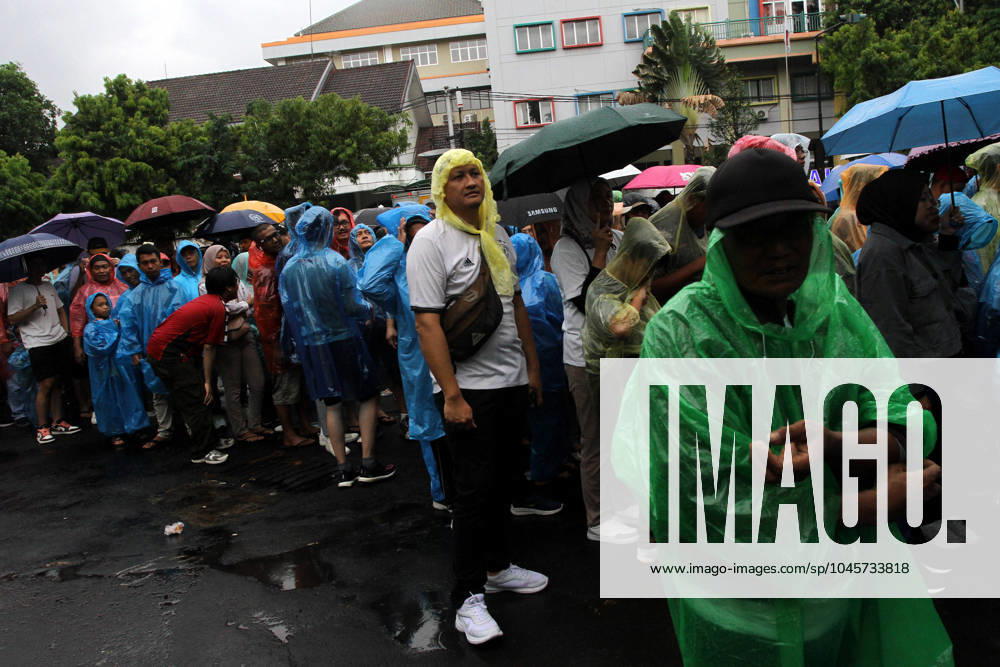 Spectators were seen queuing to watch the FIFA U-17 World Cup Final match between Germany and France at Manahan Stadium. Surakarta Indonesia - ZUMAb228 20231202_zip_b228_051