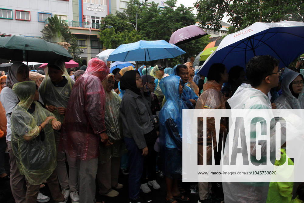 Spectators were seen queuing to watch the FIFA U-17 World Cup Final match between Germany and France at Manahan Stadium. Surakarta Indonesia - ZUMAb228 20231202_zip_b228_052